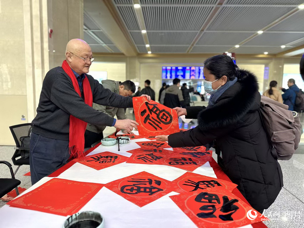2、2月2日，济南站举办“送福”活动，书法家现场挥毫泼墨，将“福”字赠予过往旅客，送上新春祝福。人民网记者 乔姝摄