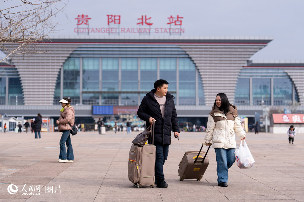 1月31日，从外地返回贵州的旅客走出贵阳北站。人民网记者 涂敏摄