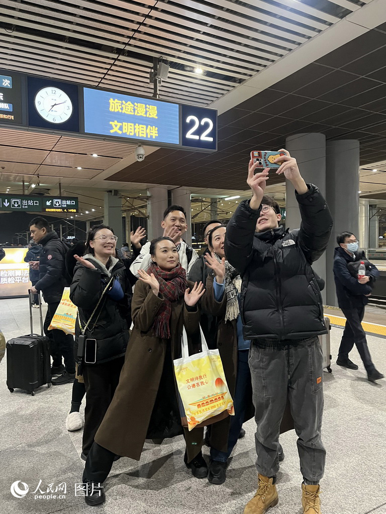 1月29日，旅客在西安北站合影留念，现场欢声笑语不断。人民网记者 白鸽摄