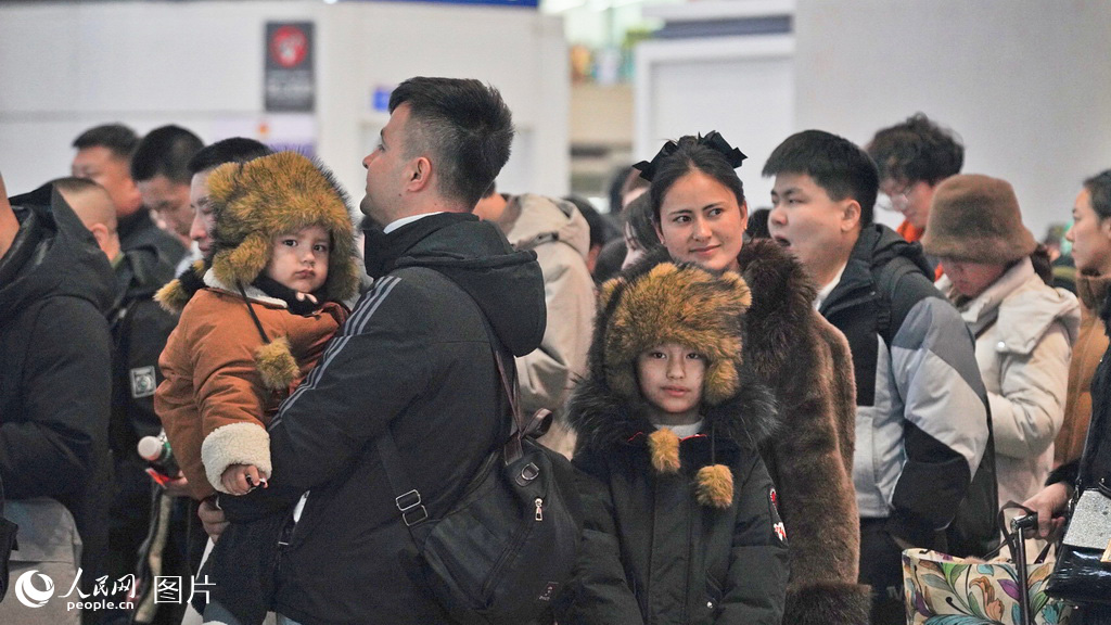 2月2日，乌鲁木齐高铁站内人头攒动，即将乘车回家的旅客们有说有笑。人民网记者 李欣洋摄