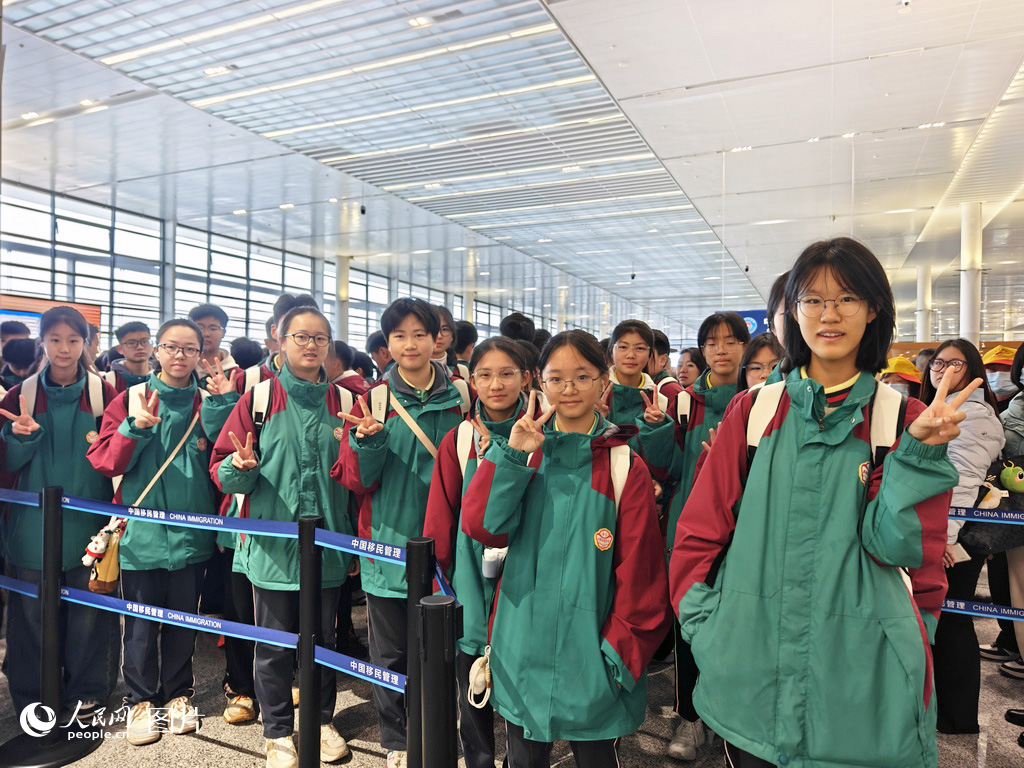 2月2日上午8时25分，港珠澳大桥珠海公路口岸，来自贵州遵义的中学生们准备出境前往澳门参加研学活动。人民网记者 王雅蝶摄