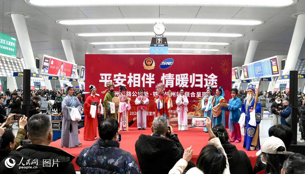 2月2日，杭州东站候车大厅人头攒动，旅客们踏上春运返乡路，各类暖心服务也如火如荼展开。人民网记者 郭扬摄