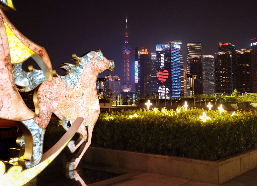 2月1日晚，BFC外滩金融中心露台上的骏马造型花灯与浦江夜景相辉映。