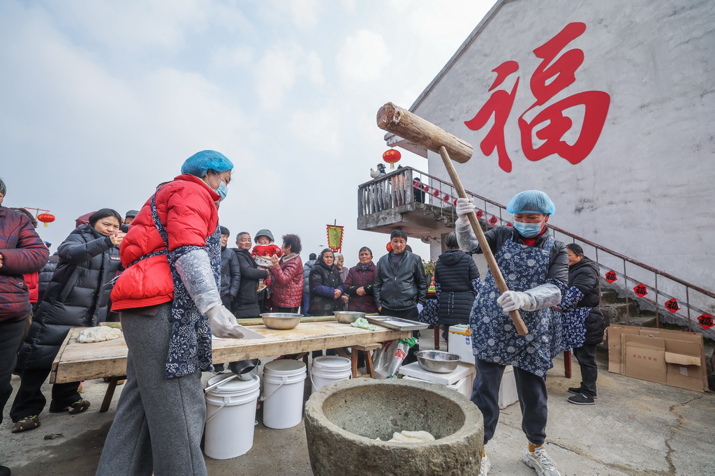 2月2日在塘栖镇莫家桥村传统民俗过大年活动现场拍摄的打年糕。