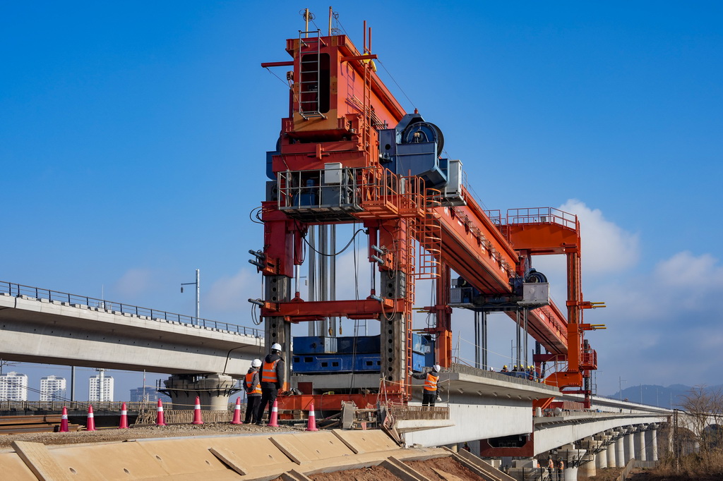 这是2月3日拍摄的渝昆高铁最后一榀箱梁架设施工现场。