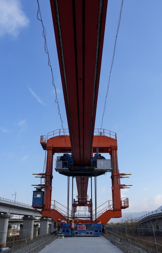 这是2月3日拍摄的渝昆高铁最后一榀箱梁架设施工现场。