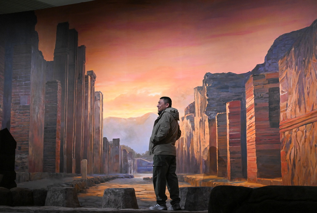 2月3日,观众参观展览。