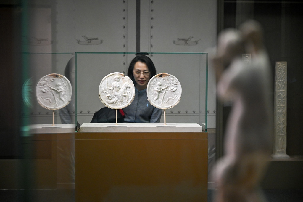 这是展出的圆形浮雕挂饰（2月3日摄）。