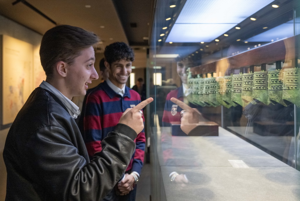 2月3日，留学生在重庆市巴南区博物馆参观。