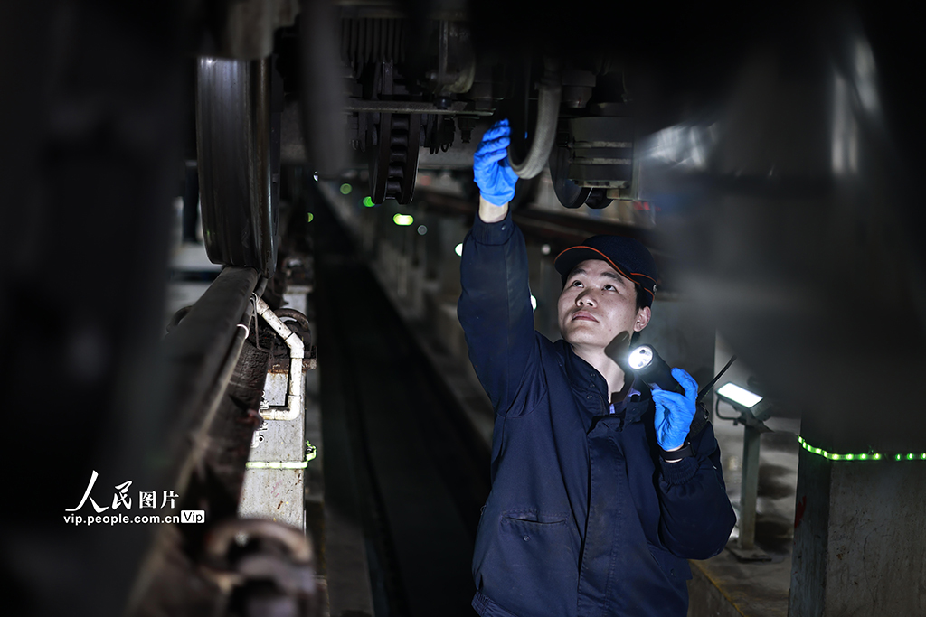 重庆：春运中的“00后”青春力量【3】