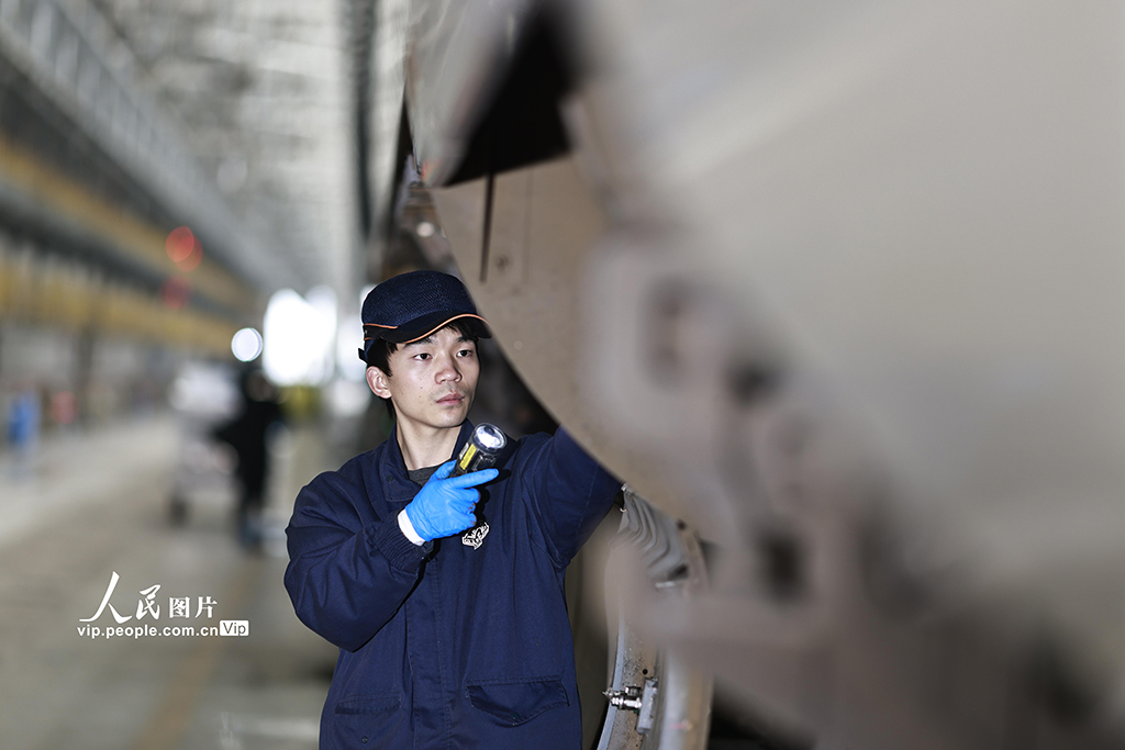 重庆:春运中的“00后”青春力量【5】