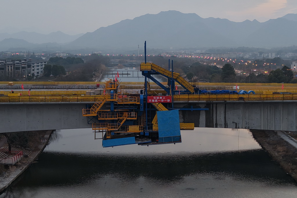 2月3日拍摄的金华铁路枢纽扩容改造项目梅溪特大桥120米连续梁合龙施工现场（无人机照片）。