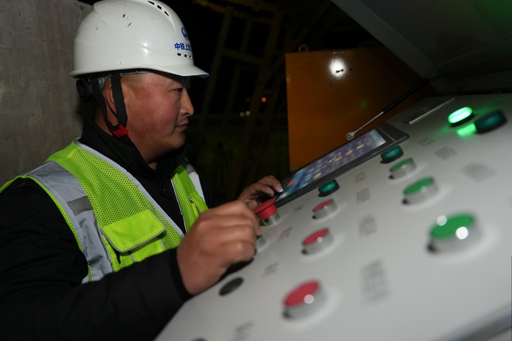 2月3日，中铁上海工程局工程技术人员在梅溪特大桥120米连续梁合龙施工现场操作智能悬臂造桥机中控台。项目团队凭借智能悬臂造桥机的应用，破解水源保护地环保约束、交通主干线跨越安全风险等多重施工难题。