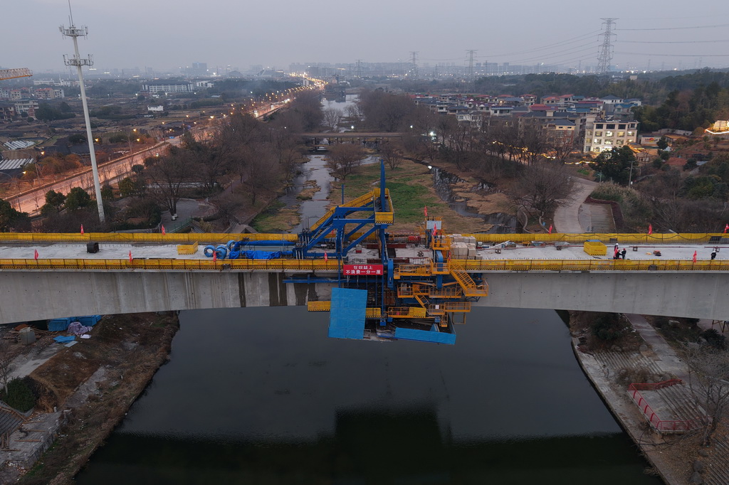 2月3日拍摄的金华铁路枢纽扩容改造项目梅溪特大桥120米连续梁合龙施工现场（无人机照片）。