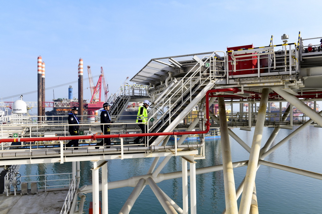 2月3日，在中集来福士山东烟台建造基地，山东出入境边防检查总站烟台边检站来福士警务室的民警对即将离港的比利时风电安装船进行船体检查。