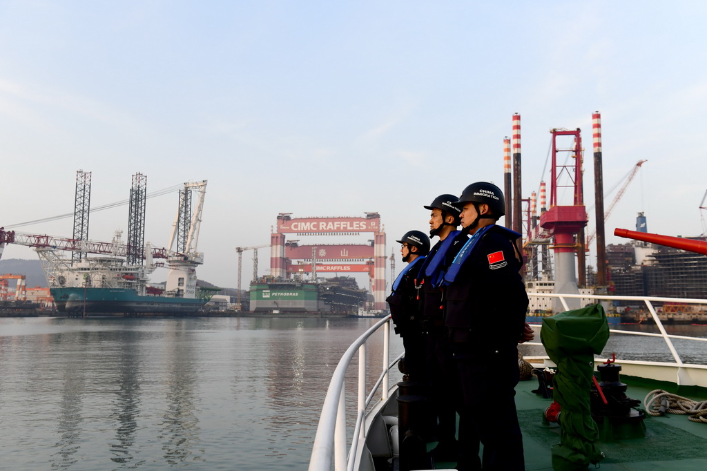2月3日，在山东省烟台市芝罘湾，山东出入境边防检查总站烟台边检站来福士警务室的民警乘公务执法艇巡查。