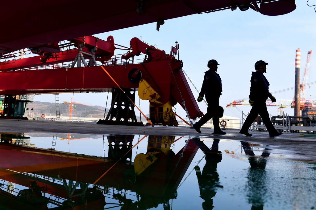 2月3日，在中集来福士山东烟台建造基地，山东出入境边防检查总站烟台边检站来福士警务室的民警对即将离港的比利时风电安装船进行船体检查。