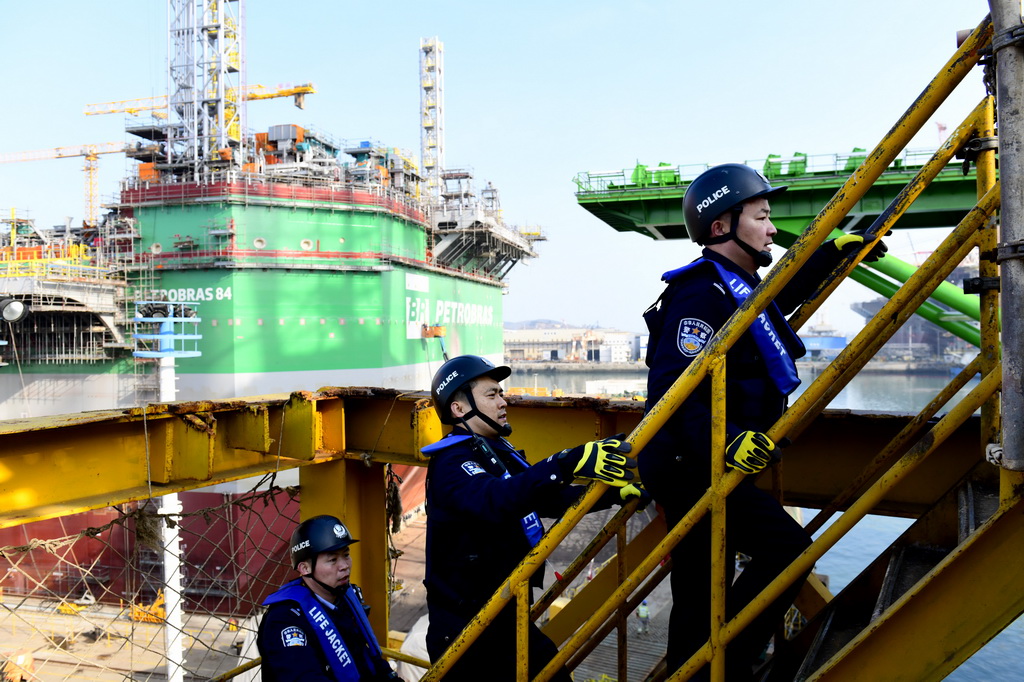 2月3日，在中集来福士山东烟台建造基地，山东出入境边防检查总站烟台边检站来福士警务室的民警登船对即将离港的比利时风电安装船进行船体检查。