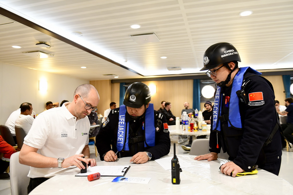 2月3日，在中集来福士山东烟台建造基地，山东出入境边防检查总站烟台边检站来福士警务室民警和比利时风电安装船船长签署船长告知书。