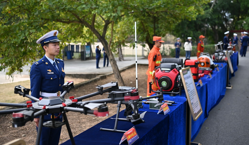 这是广州消防救援机动支队挂牌仪式现场展示的应急救援装备(2月4日摄)。