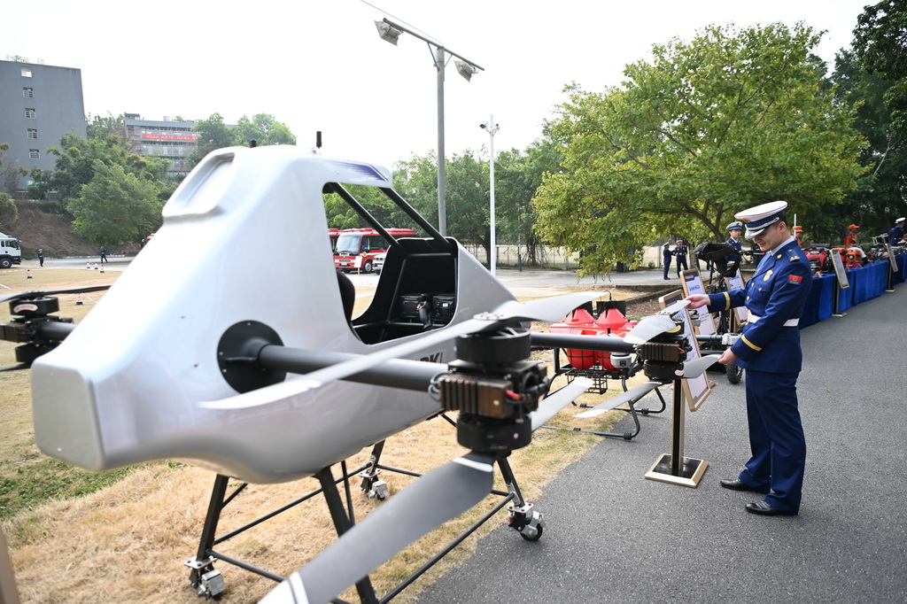 这是广州消防救援机动支队挂牌仪式现场展示的应急救援装备（2月4日摄）。
