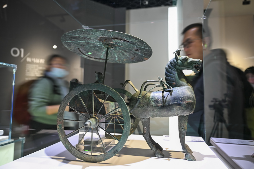 2月4日,观众在“春风骐骥:马年生肖展”欣赏展品。