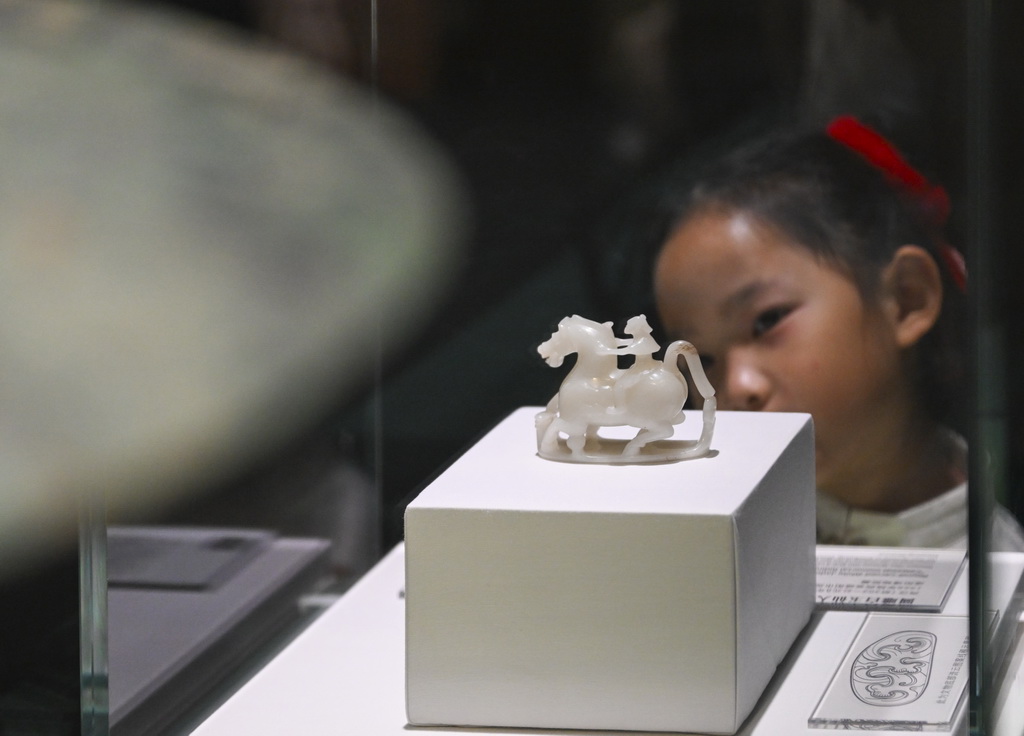 2月4日，小朋友在“春风骐骥：马年生肖展”上欣赏展品。