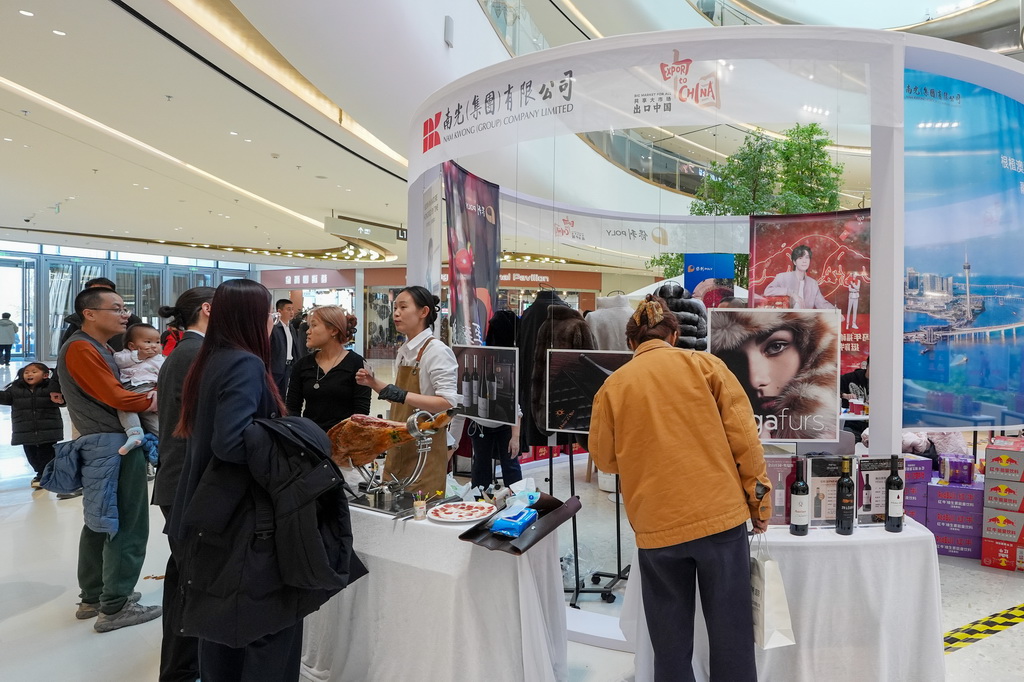 2月4日，在“共享大市场·出口中国”2026年首场活动暨北京国际精品荟的进口商品推介区，参观者在参观展出的各国商品。