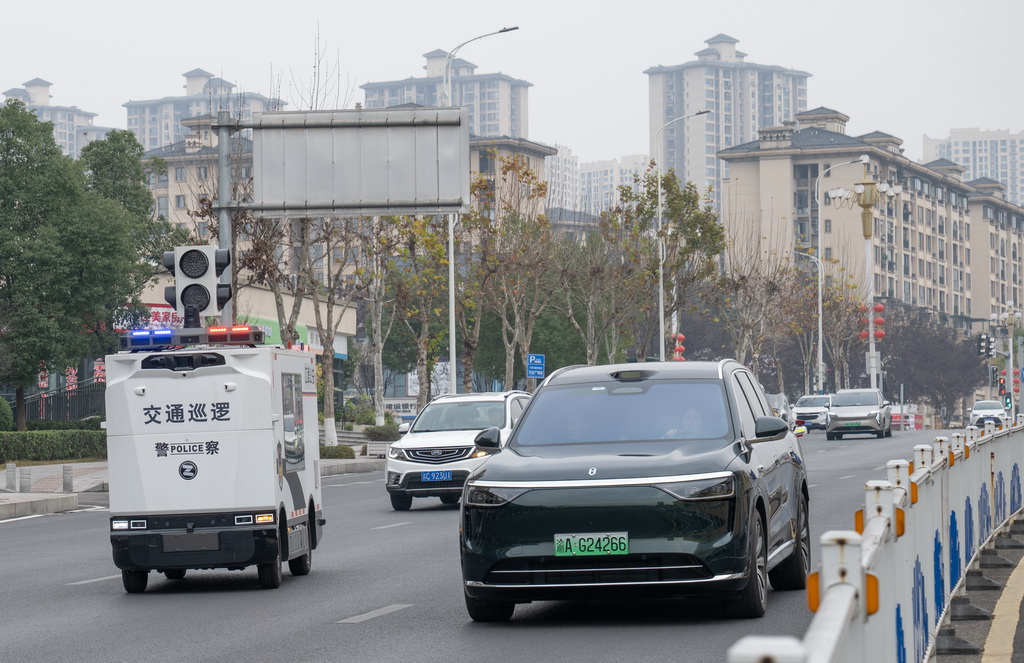 2月4日,“AI警员”(智能无人巡检装备)在重庆市江津区巡逻。