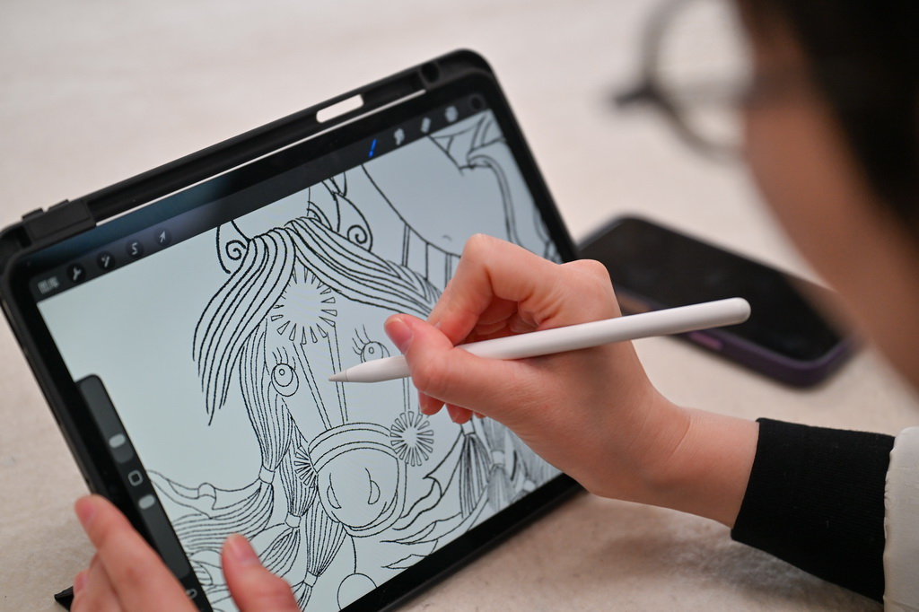 2月4日,在天津杨柳青画社,天津杨柳青画社第四代彩绘传承人王艳绘制马年年画底稿。