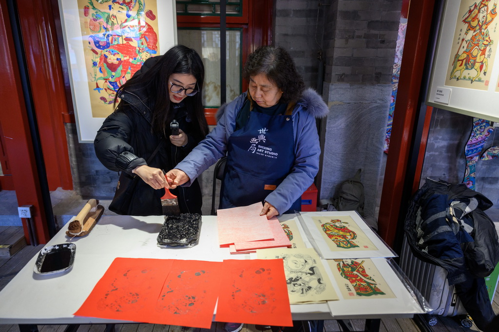 2月4日,观众体验制作年画。