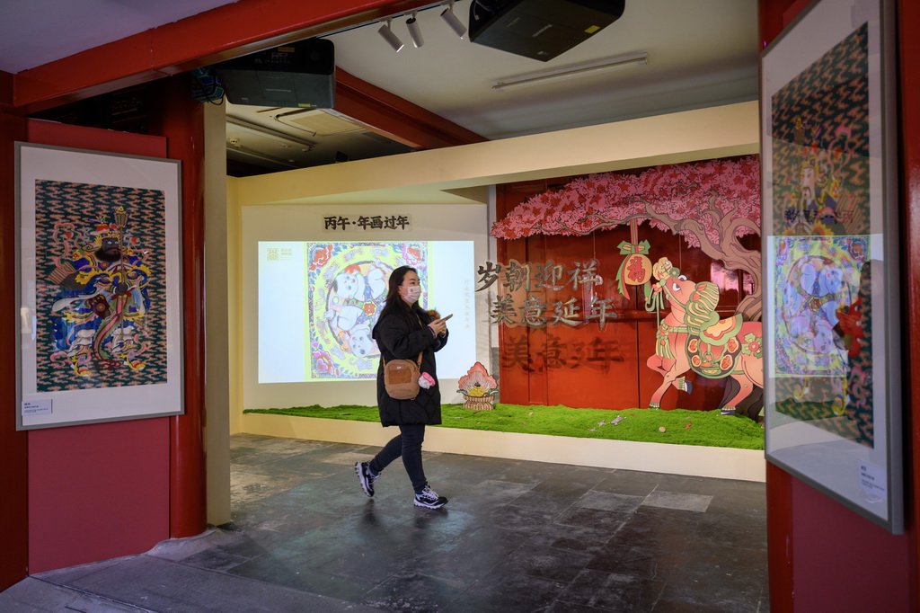 2月4日,观众参观展出的年画。