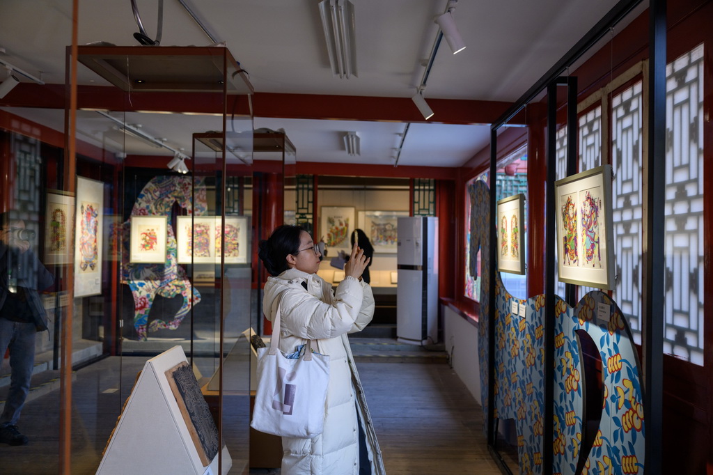 2月4日,观众参观展出的年画。