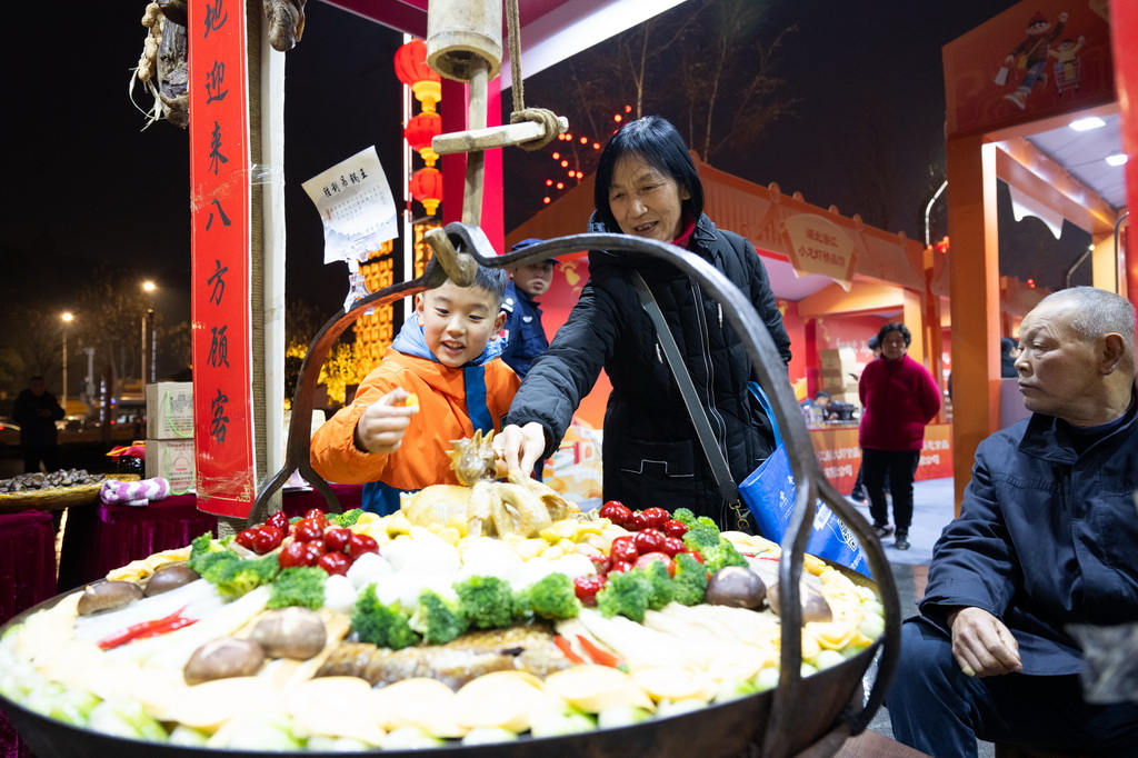 2月5日,消费者在“湖北新春国际消费季”活动现场了解罗田吊锅。