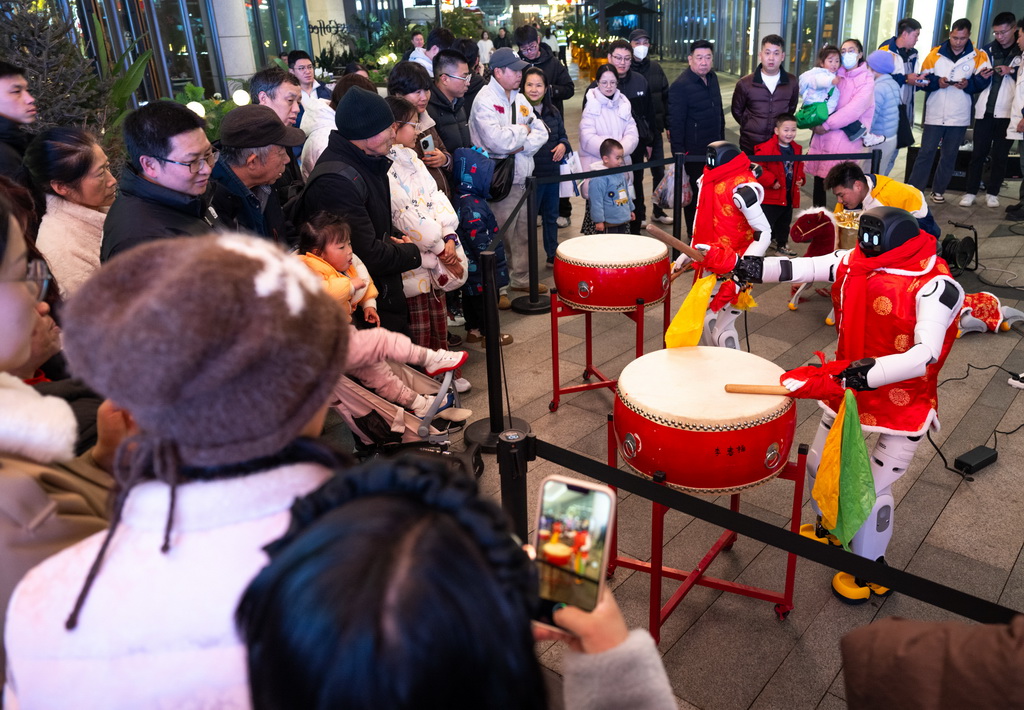 2月5日,消费者在“湖北新春国际消费季”活动现场观看人形机器人表演。