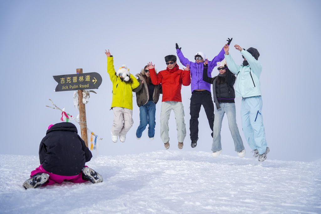 2月4日，滑雪爱好者在新疆阿勒泰地区禾木吉克普林国际滑雪度假区拍照留念。