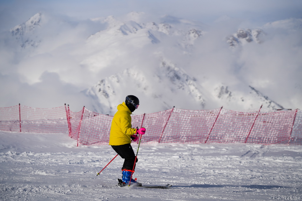 2月4日，一名滑雪爱好者在新疆阿勒泰地区禾木吉克普林国际滑雪度假区滑雪。