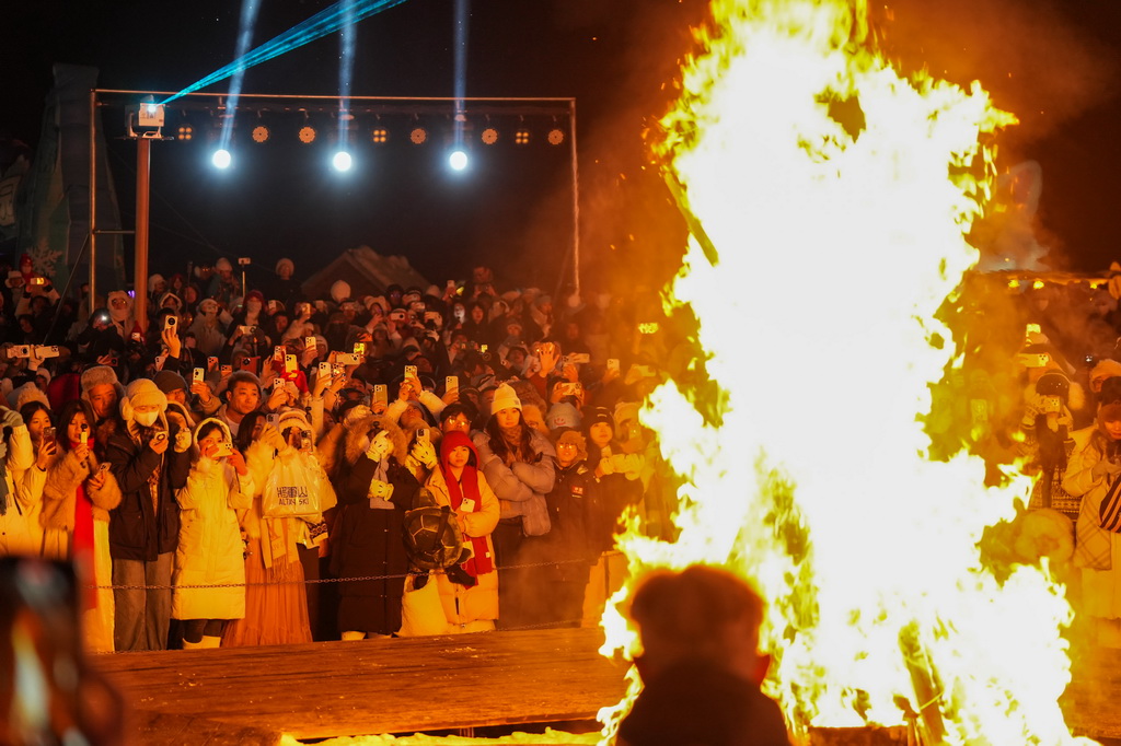 这是2月4日拍摄的新疆阿勒泰地区禾木村篝火晚会现场。