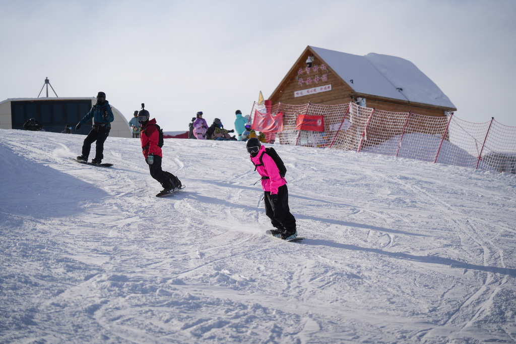 2月4日，滑雪爱好者在新疆阿勒泰地区禾木吉克普林国际滑雪度假区滑雪。