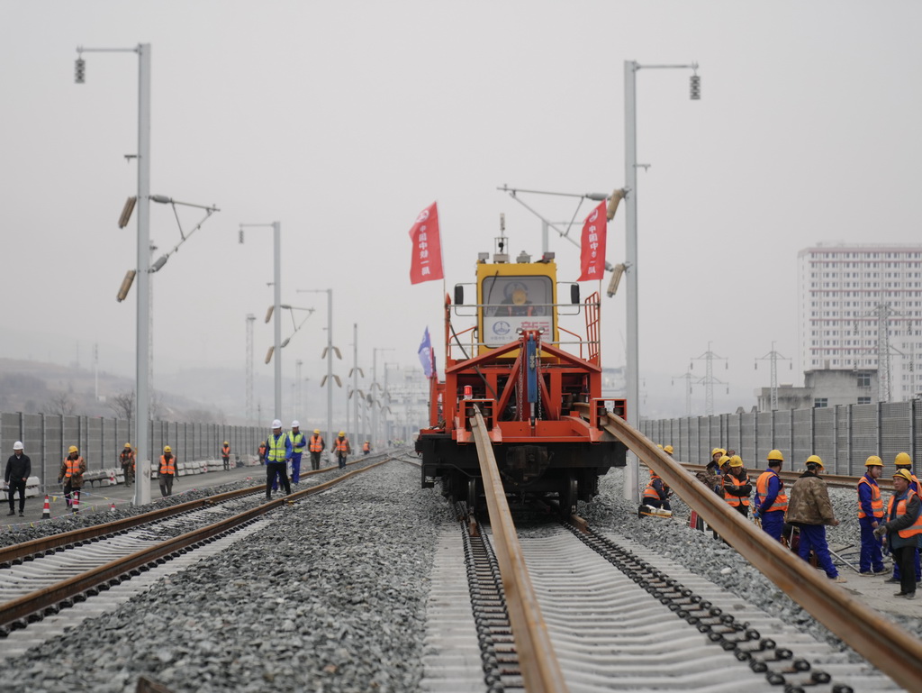 2月6日，中铁一局施工人员在西康高铁安康西站段铺轨现场作业。