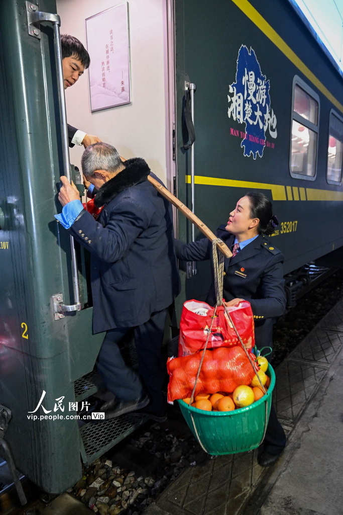 湖南怀化：公益慢火车上的“年货节”【3】