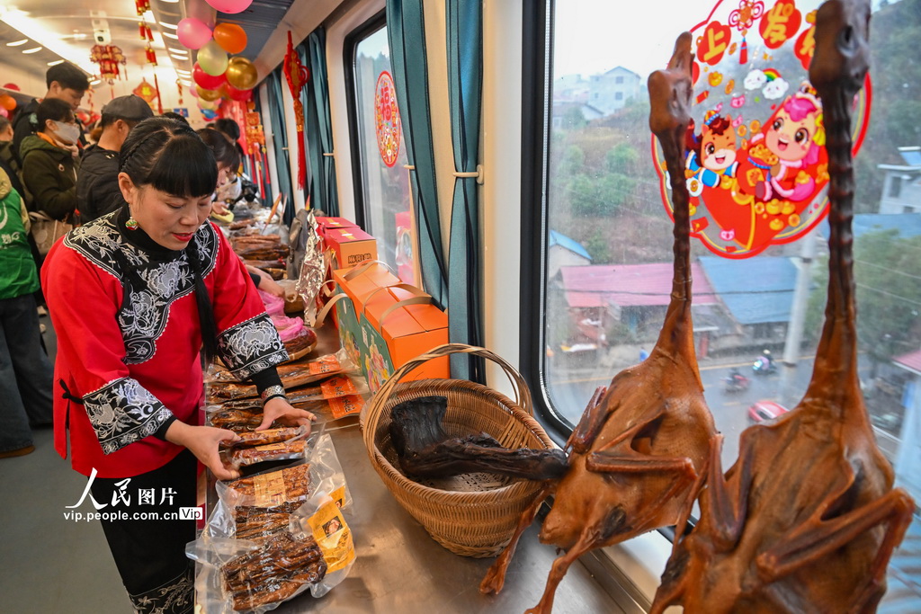 湖南怀化：公益慢火车上的“年货节”【4】