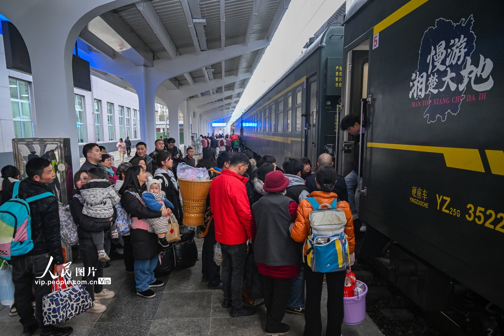 湖南怀化：公益慢火车上的“年货节”【8】