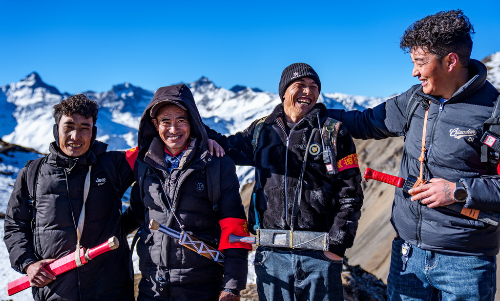 在西藏山南市隆子县玉麦乡境内,护边员拉巴次仁、普布罗布、洛桑罗布、索朗多吉(从左至右)在巡逻途中合影留念(2月6日摄)。