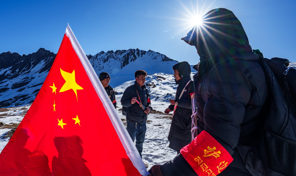 在西藏山南市隆子县玉麦乡境内,护边员们在商量巡逻路线(2月6日摄)。