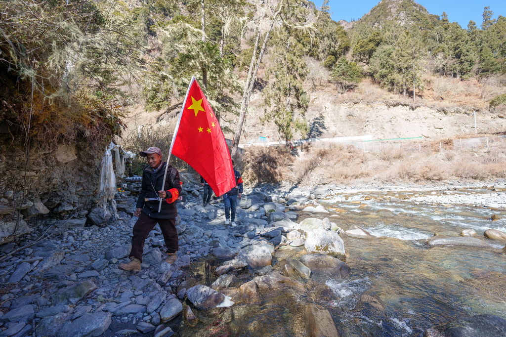 在西藏山南市隆子县玉麦乡境内,护边员们在河边巡逻(2月6日摄)。