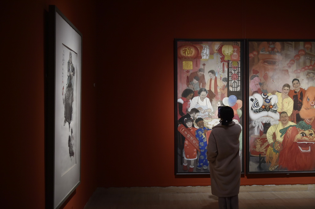 2月9日，嘉宾在中国美术馆参观拍摄展出的绘画作品《欢乐春节》。