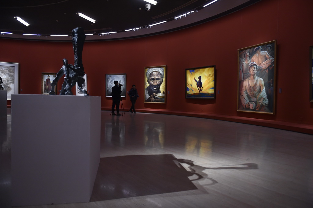 2月9日，媒体记者在中国美术馆参观拍摄展出作品。
