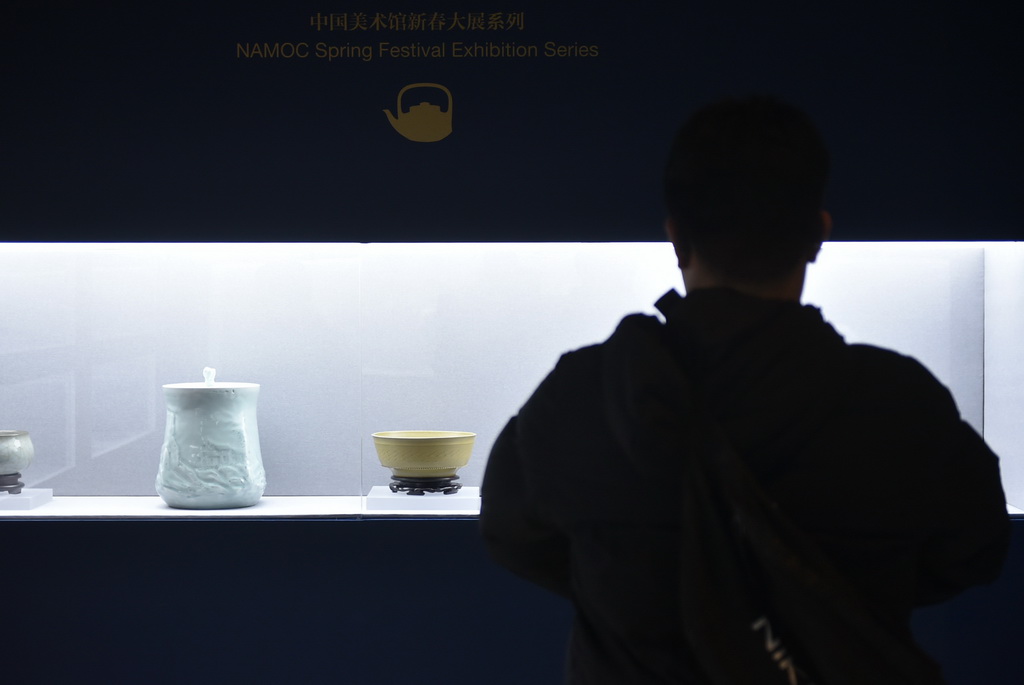 2月9日，嘉宾在中国美术馆参观展出的陶瓷作品。