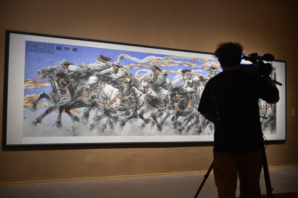 2月9日，媒体记者在中国美术馆拍摄展出的绘画作品《逐日图》。